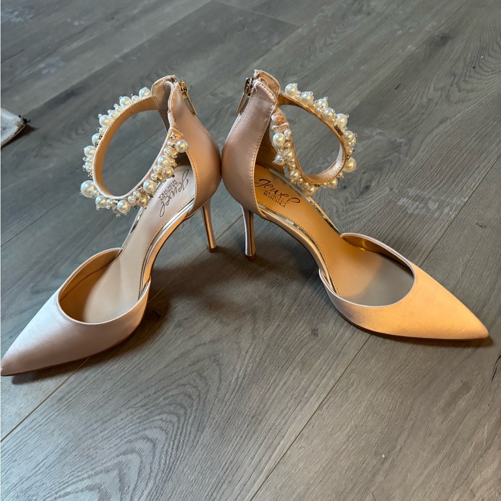 Elegant Badgley Mischka Pearl-Embellished Ivory Heels - Picture 2 of 7